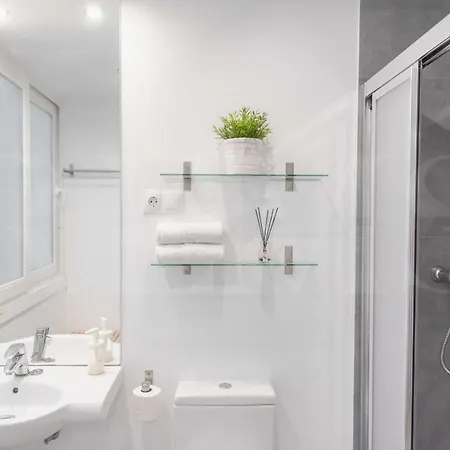 Apartment Cosy Flat With Private Balcony - Historic Center By Rems