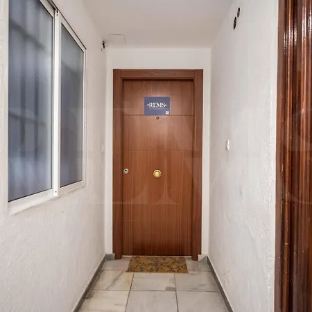 Cosy Flat With Private Balcony - Historic Center By Rems *