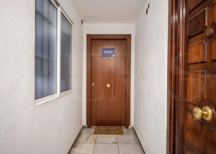Cosy Flat With Private Balcony - Historic Center By Rems *